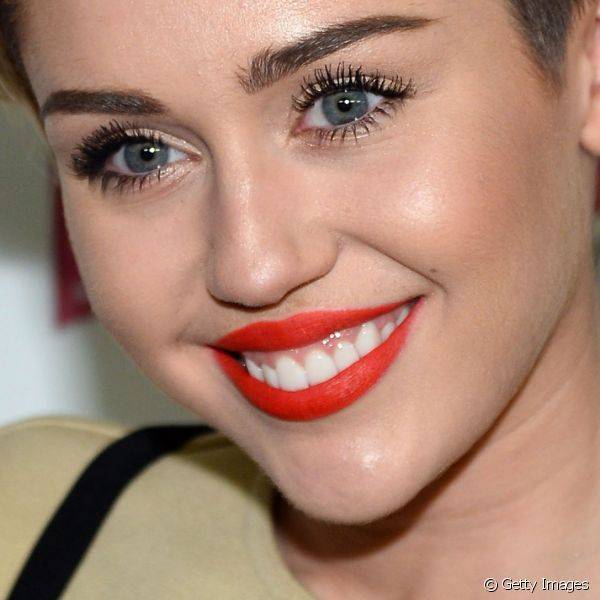 Com uma mudan?a radical no visual, a cantora Miley Cyrus investe no batom vermelho como s?mbolo da nova fase, cor escolhida para prestigiar o lan?amento de 